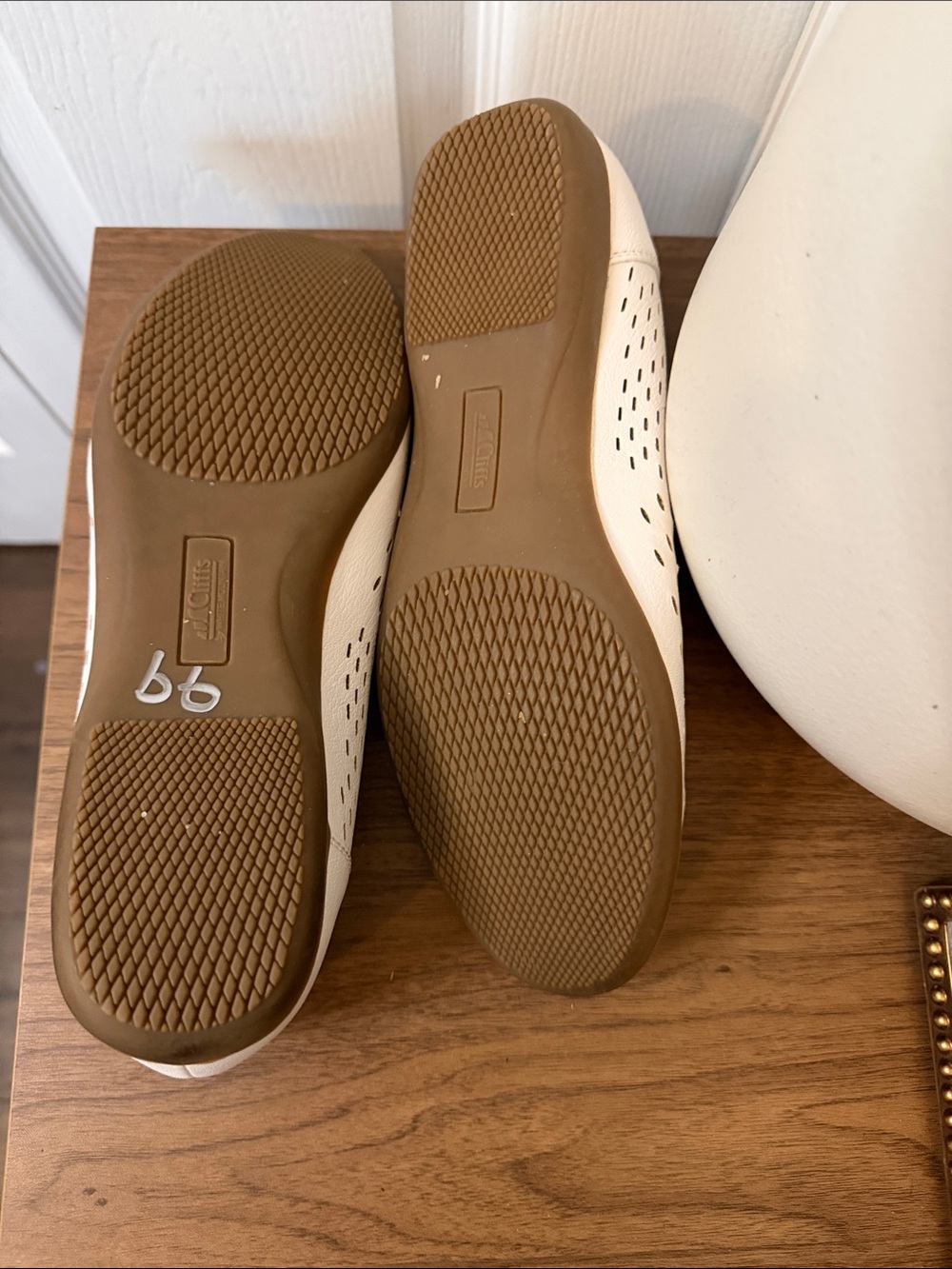 Cliffs by White Mountain Carrie White Perforated Comfort Ballet Flats Women’s 7. - Picture 6 of 7